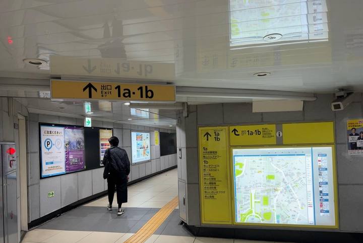 改札を出て、左へ進みます