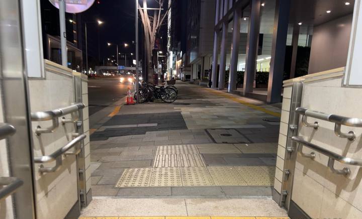 地上へ出て、50mほど直進します