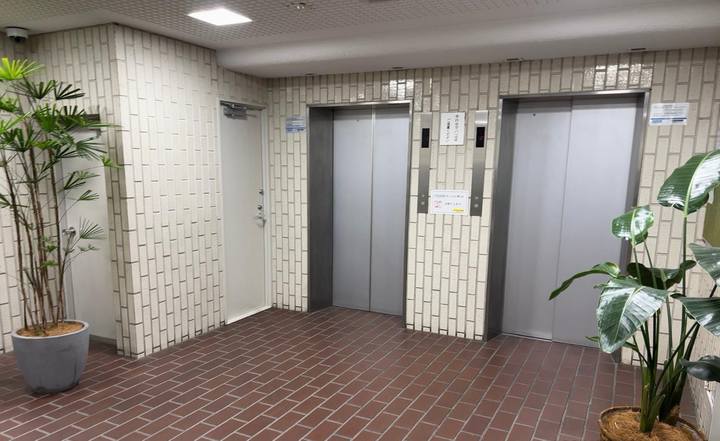右手の2つのエレベーターで【8階】へ